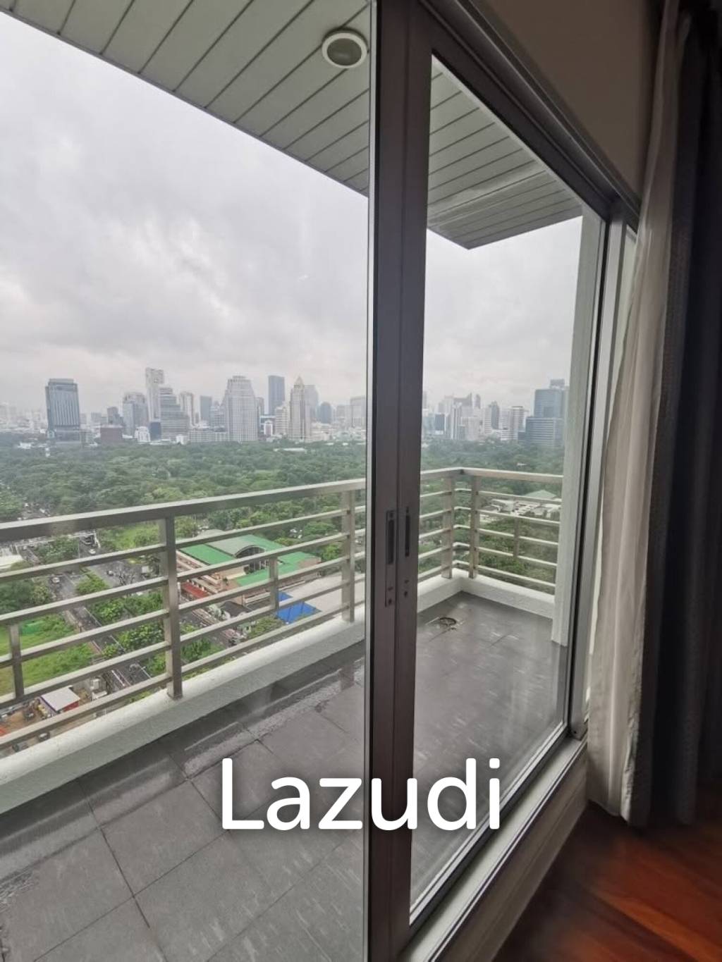 Luxurious 5 Bedroom Condo at Royal Residence Park