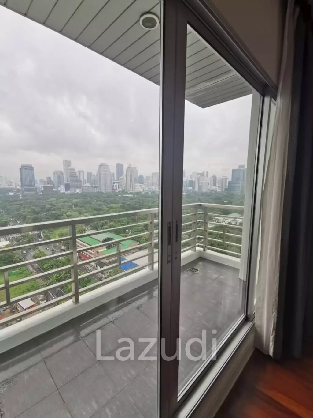 Luxurious 5 Bedroom Condo at Royal Residence Park