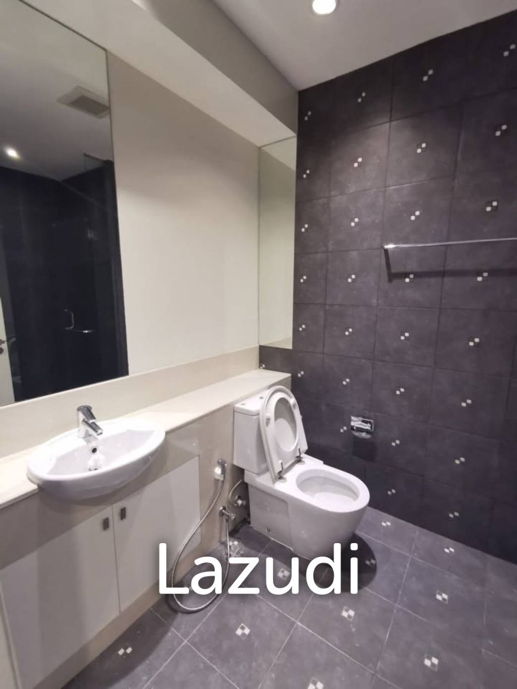 Luxurious 5 Bedroom Condo at Royal Residence Park