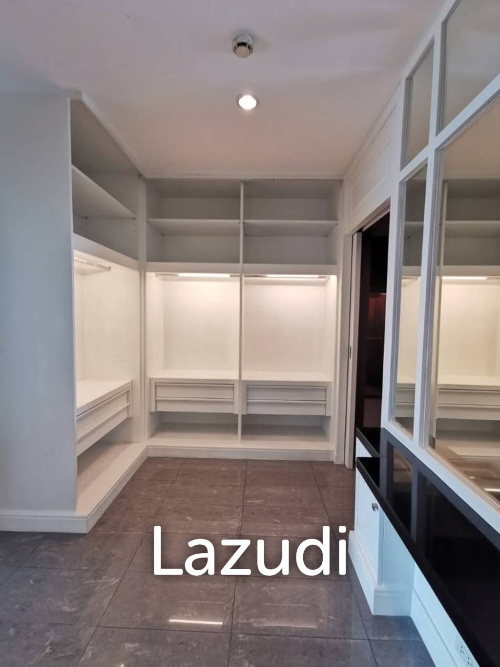 Luxurious 5 Bedroom Condo at Royal Residence Park