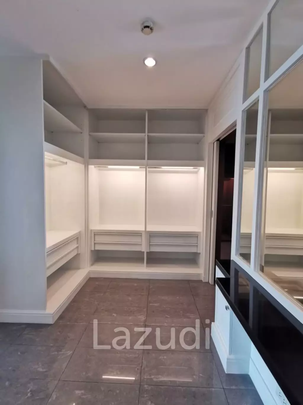 Luxurious 5 Bedroom Condo at Royal Residence Park