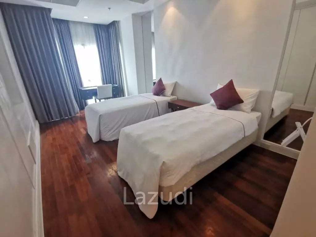 Luxurious 5 Bedroom Condo at Royal Residence Park