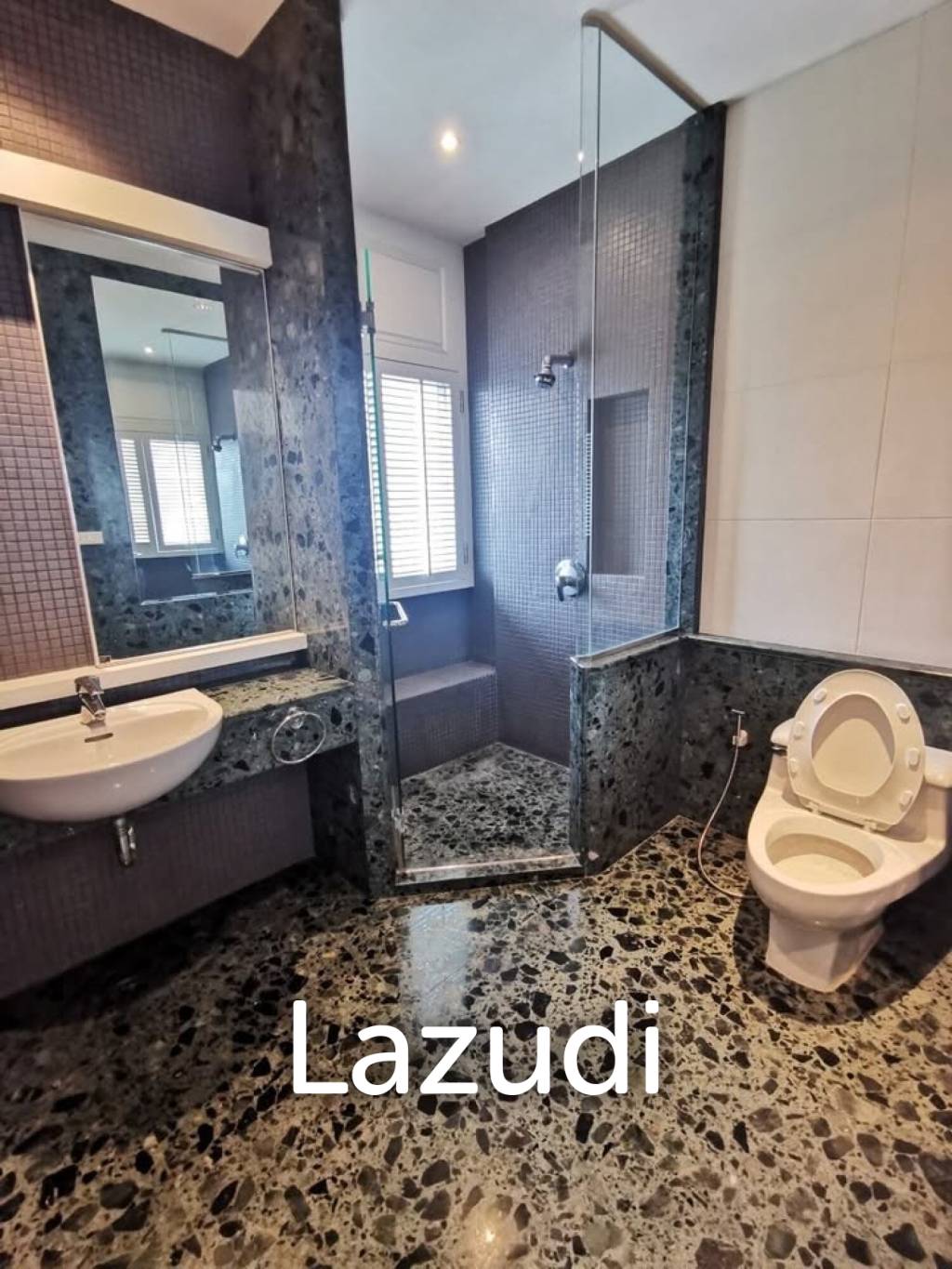 Luxurious 5 Bedroom Condo at Royal Residence Park