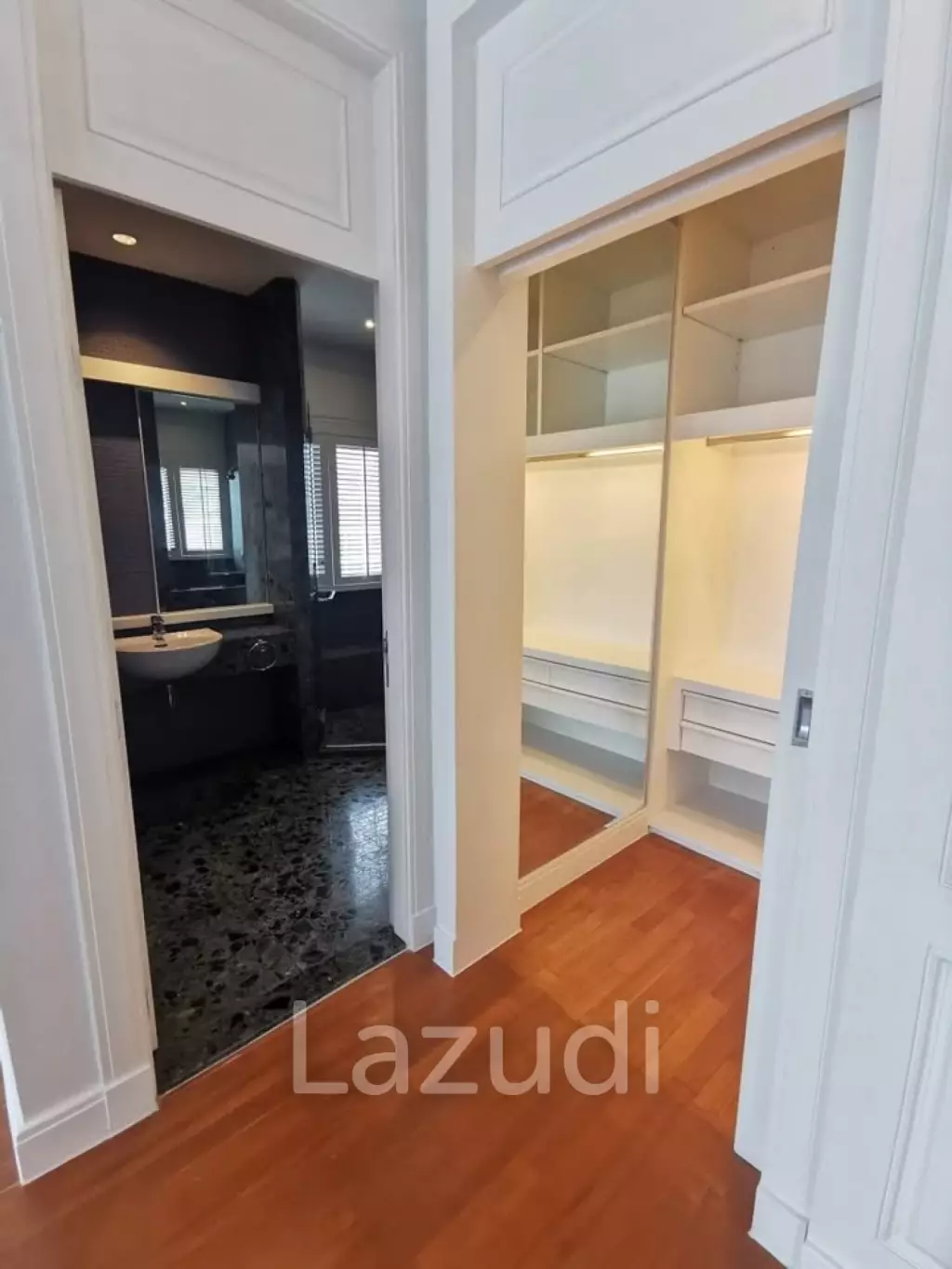 Luxurious 5 Bedroom Condo at Royal Residence Park