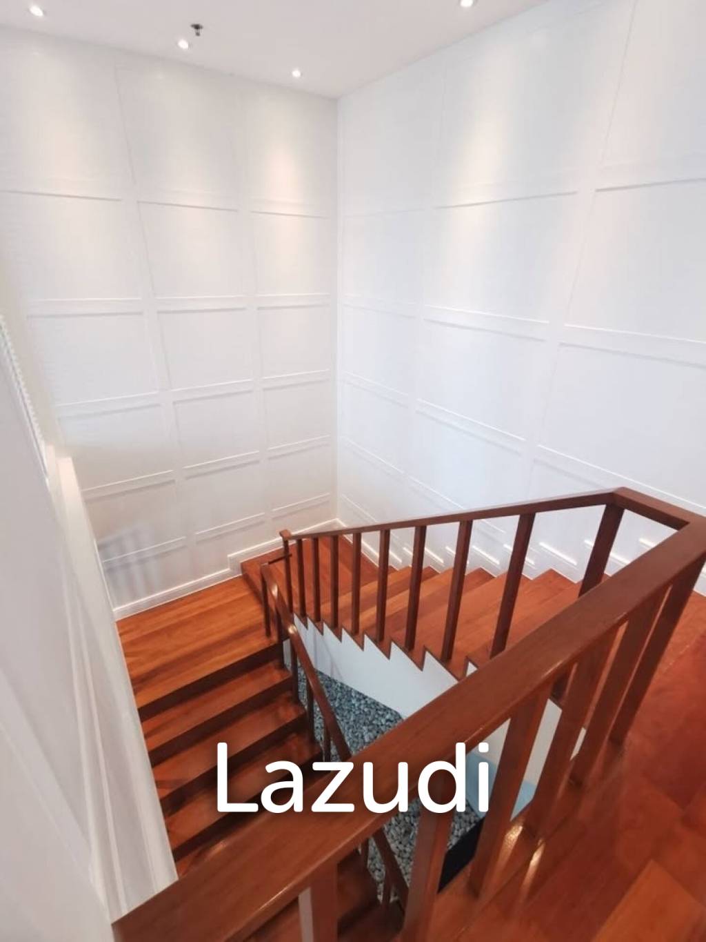 Luxurious 5 Bedroom Condo at Royal Residence Park