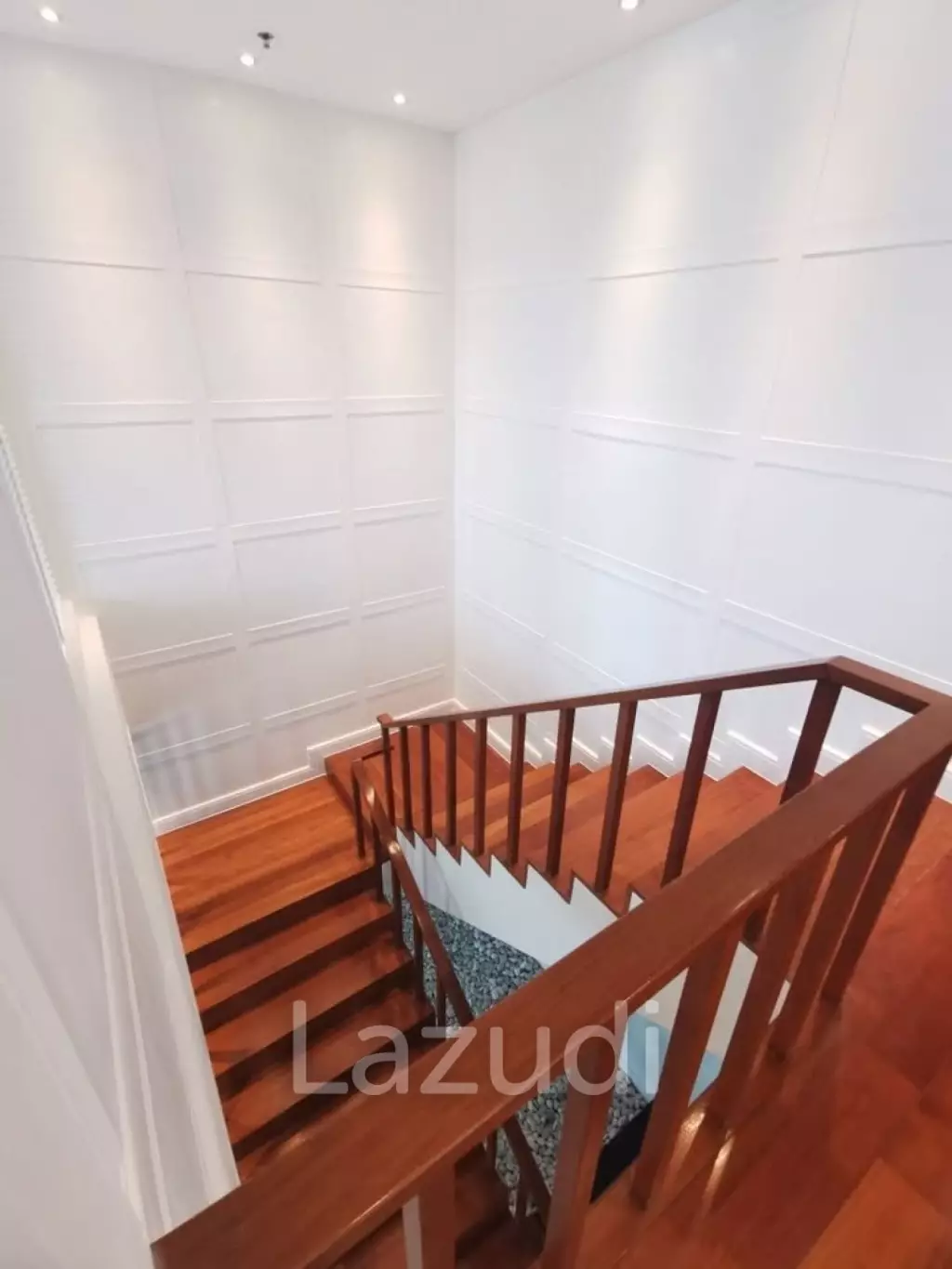 Luxurious 5 Bedroom Condo at Royal Residence Park
