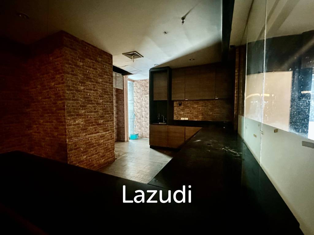 Prime Khlong Toei Retail Space with Modern Amenities