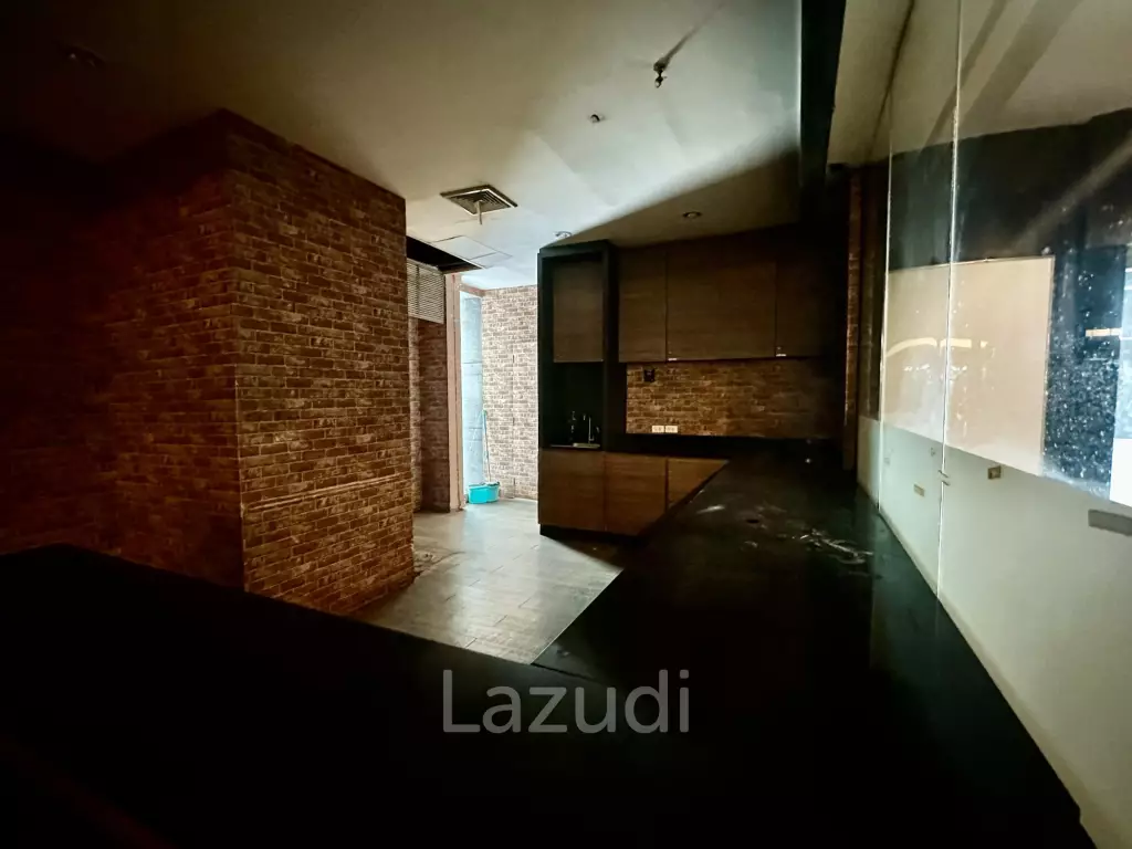 Prime Khlong Toei Retail Space with Modern Amenities