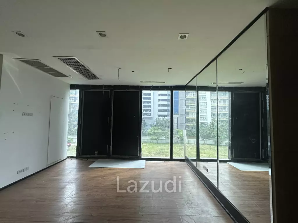 Strategic 3-Storey Retail Space in Khlong Toei Bangkok