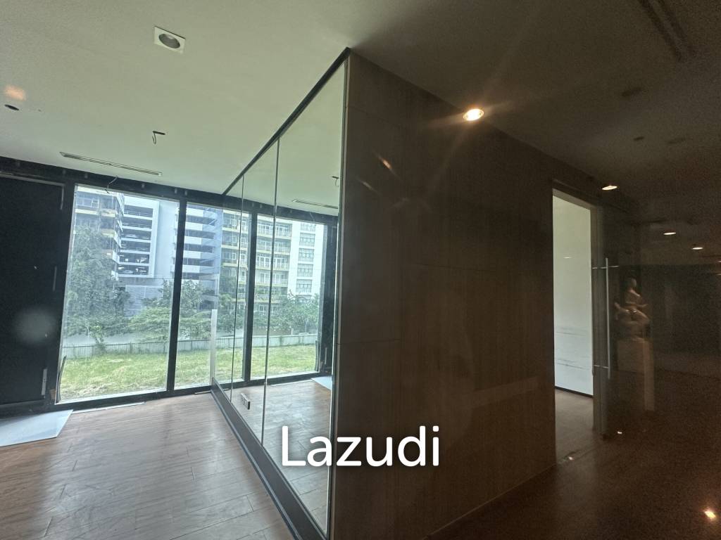 Strategic 3-Storey Retail Space in Khlong Toei Bangkok