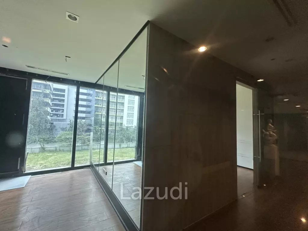 Strategic 3-Storey Retail Space in Khlong Toei Bangkok