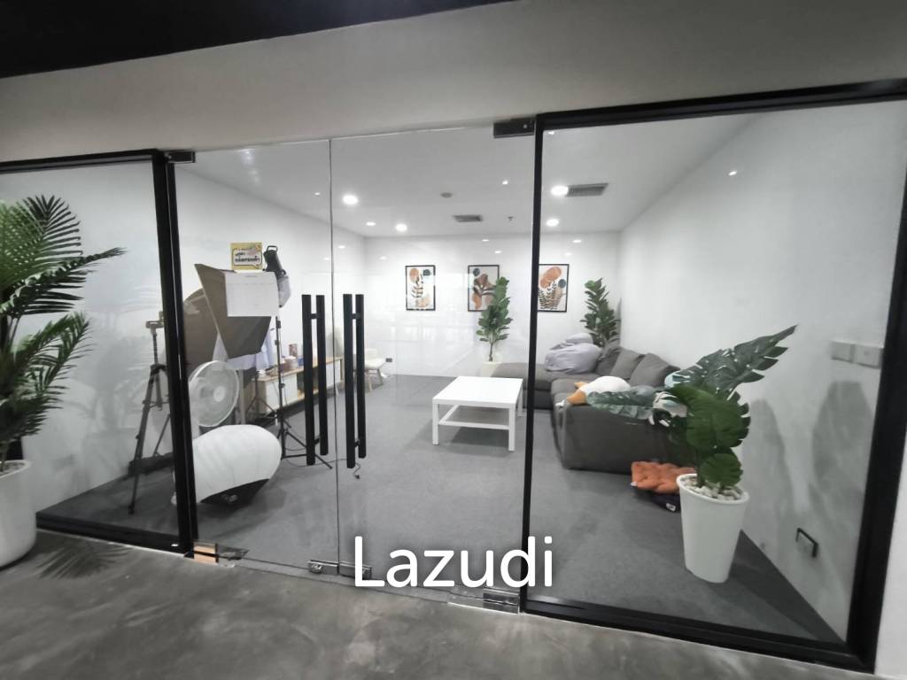 Modern Office with Panoramic Views in Khlong Toei
