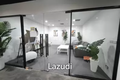 Modern Office with Panoramic Views in Khlong Toei