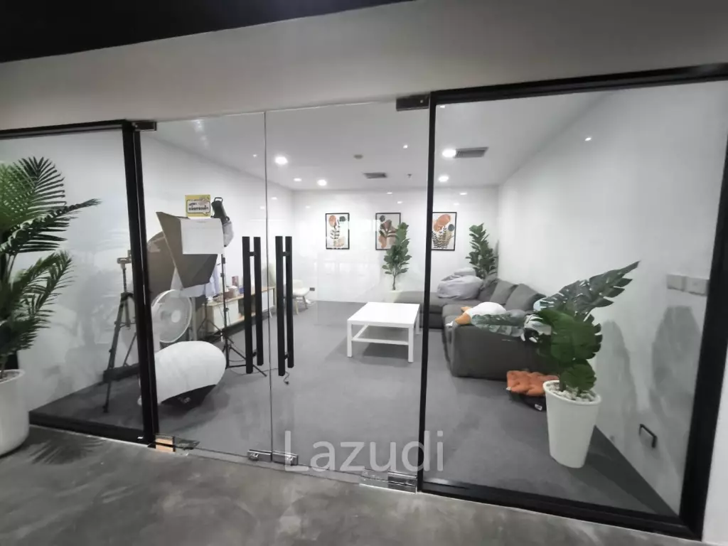 Modern Office with Panoramic Views in Khlong Toei