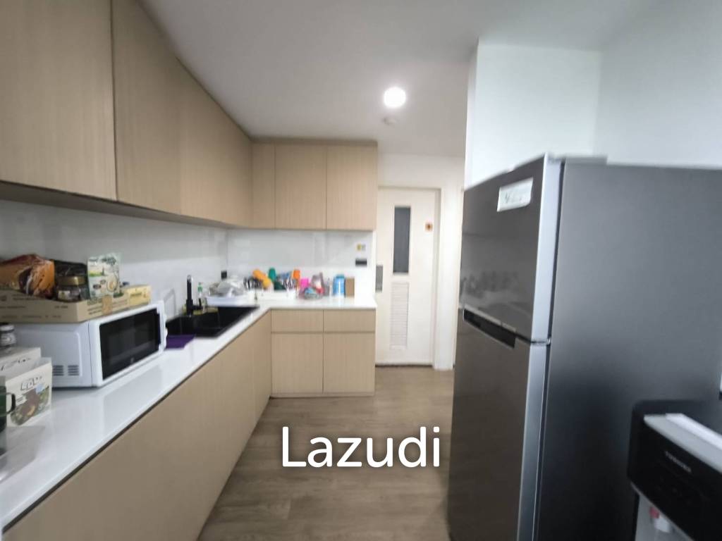 Modern Office with Panoramic Views in Khlong Toei