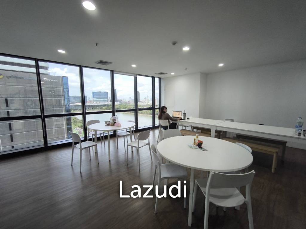 Modern Office with Panoramic Views in Khlong Toei