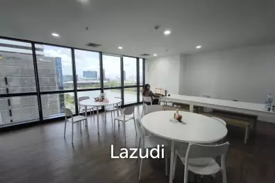 Modern Office with Panoramic Views in Khlong Toei