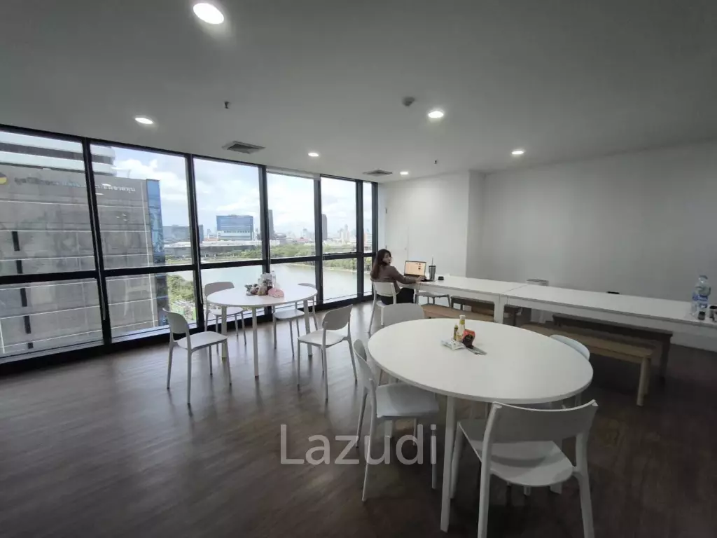 Modern Office with Panoramic Views in Khlong Toei