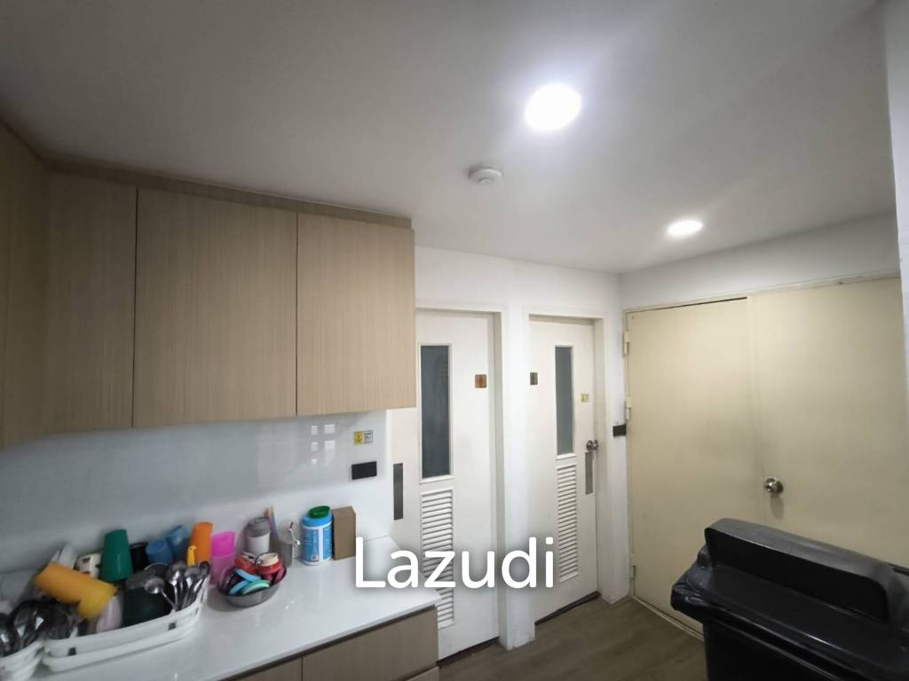 Modern Office with Panoramic Views in Khlong Toei