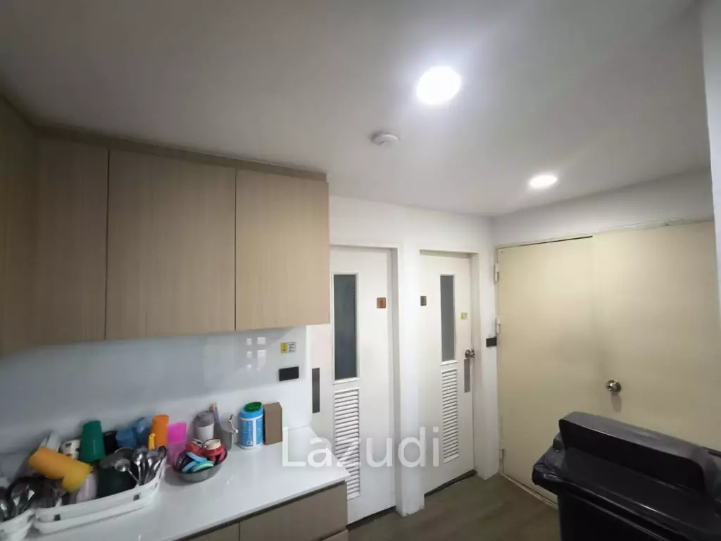 Modern Office with Panoramic Views in Khlong Toei