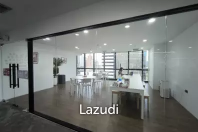 Modern Office with Panoramic Views in Khlong Toei