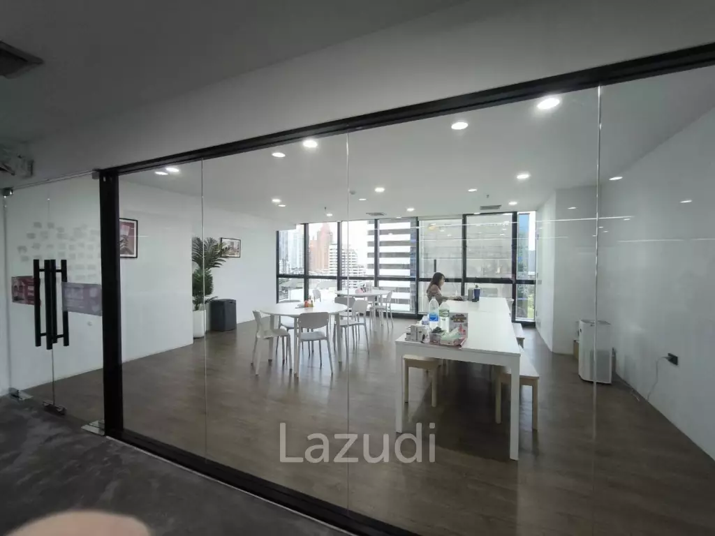 Modern Office with Panoramic Views in Khlong Toei