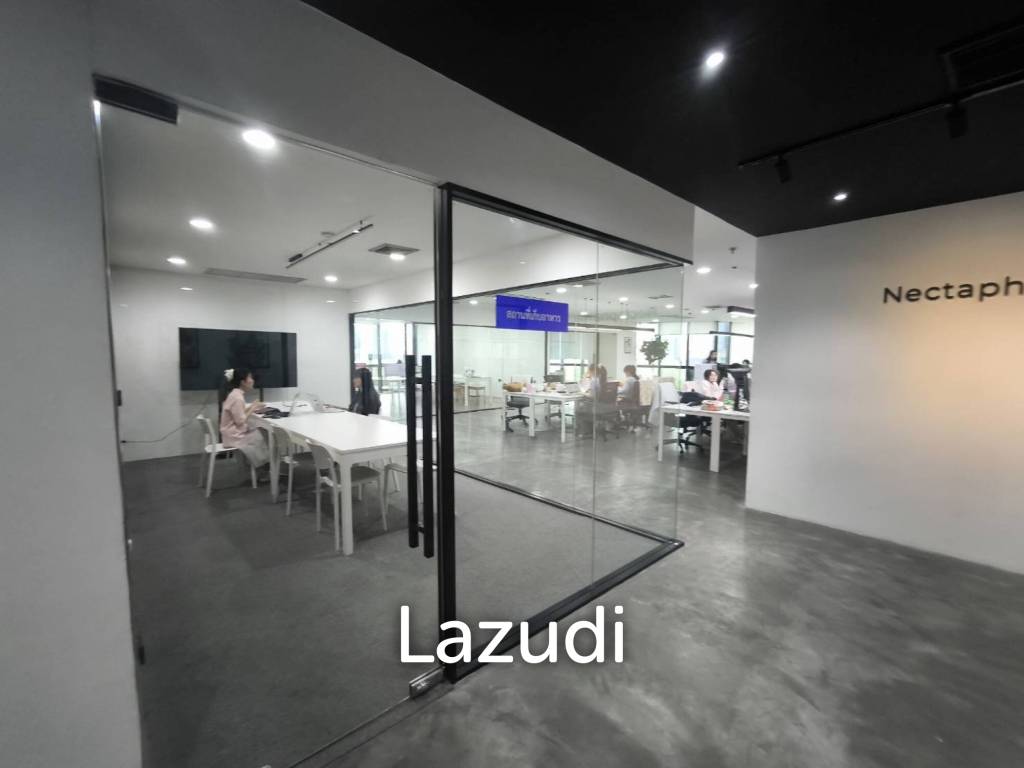 Modern Office with Panoramic Views in Khlong Toei