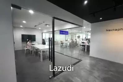 Modern Office with Panoramic Views in Khlong Toei
