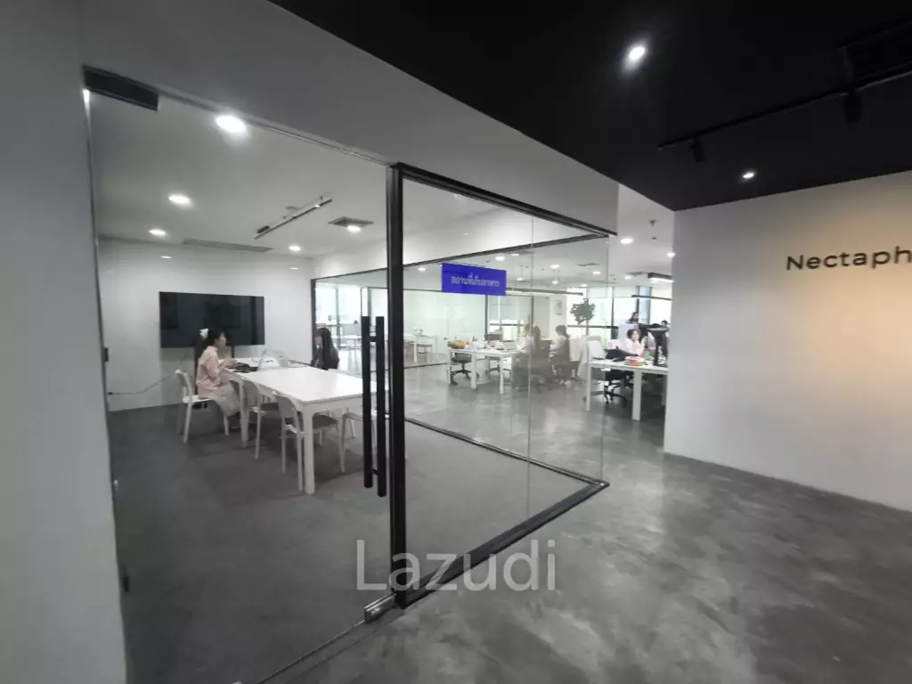 Modern Office with Panoramic Views in Khlong Toei