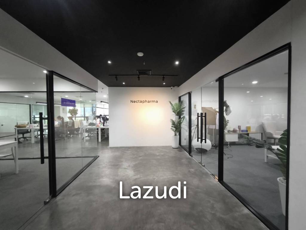 Modern Office with Panoramic Views in Khlong Toei