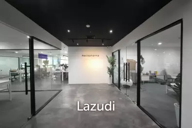 Modern Office with Panoramic Views in Khlong Toei