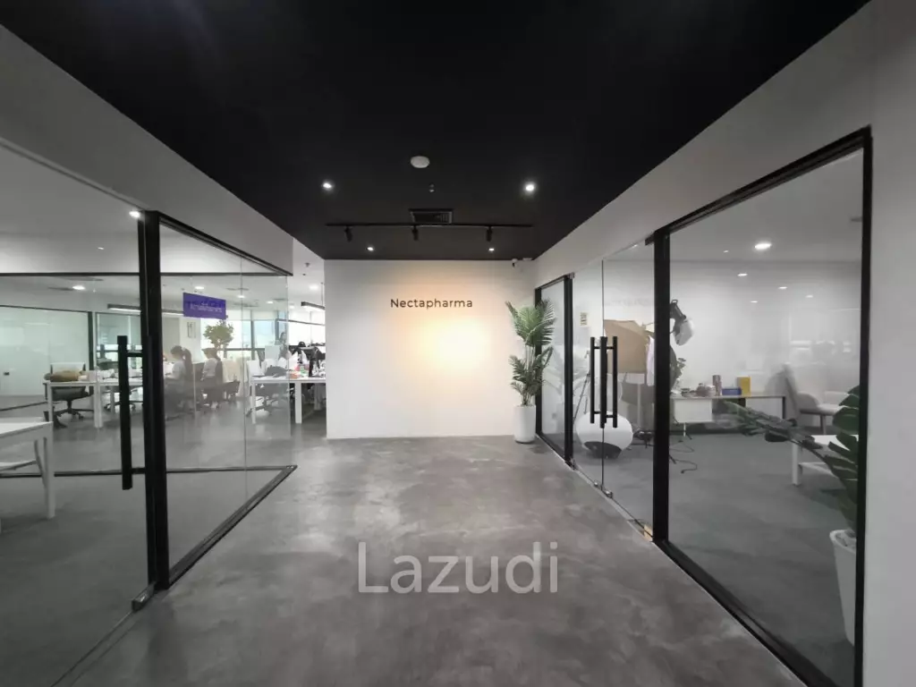 Modern Office with Panoramic Views in Khlong Toei