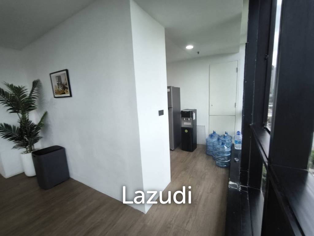 Modern Office with Panoramic Views in Khlong Toei