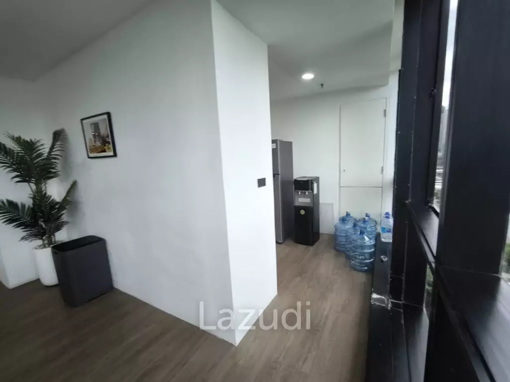 Modern Office with Panoramic Views in Khlong Toei