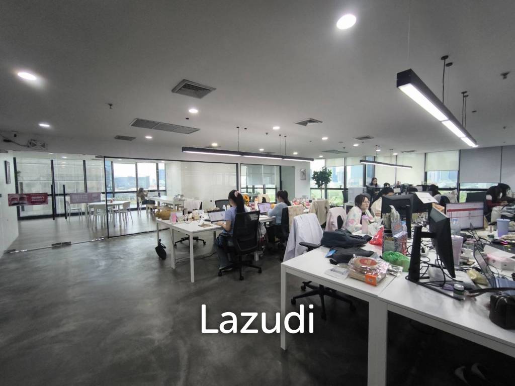Modern Office with Panoramic Views in Khlong Toei