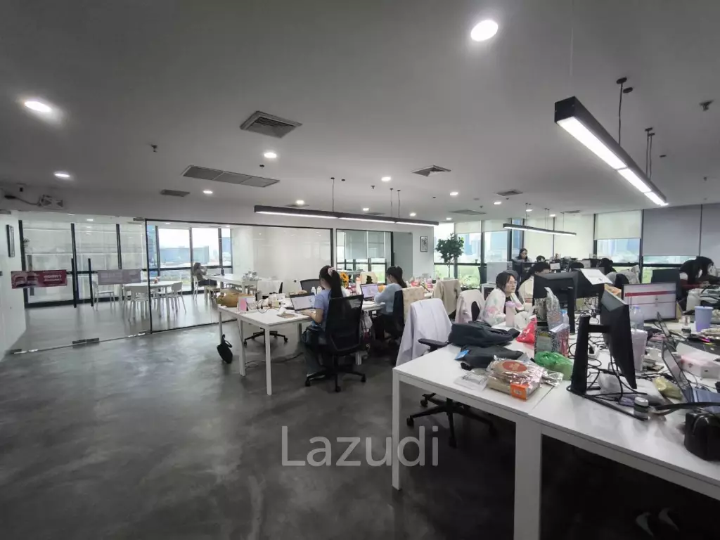 Modern Office with Panoramic Views in Khlong Toei