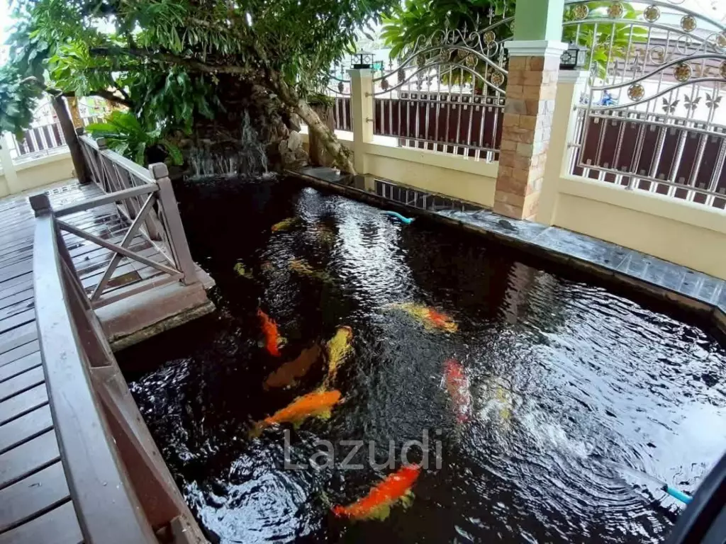 3 Beds 3 Baths 220 SQ.M. Pattaya Park Hill