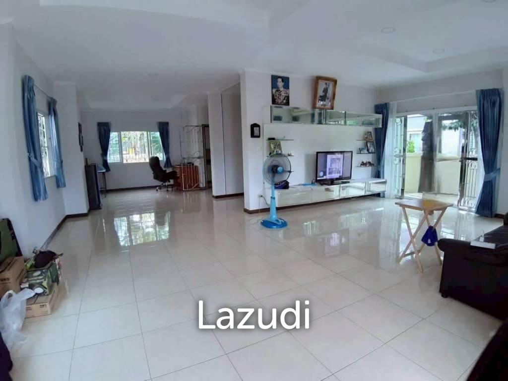 3 Beds 3 Baths 220 SQ.M. Pattaya Park Hill
