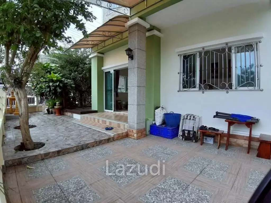 3 Beds 3 Baths 220 SQ.M. Pattaya Park Hill