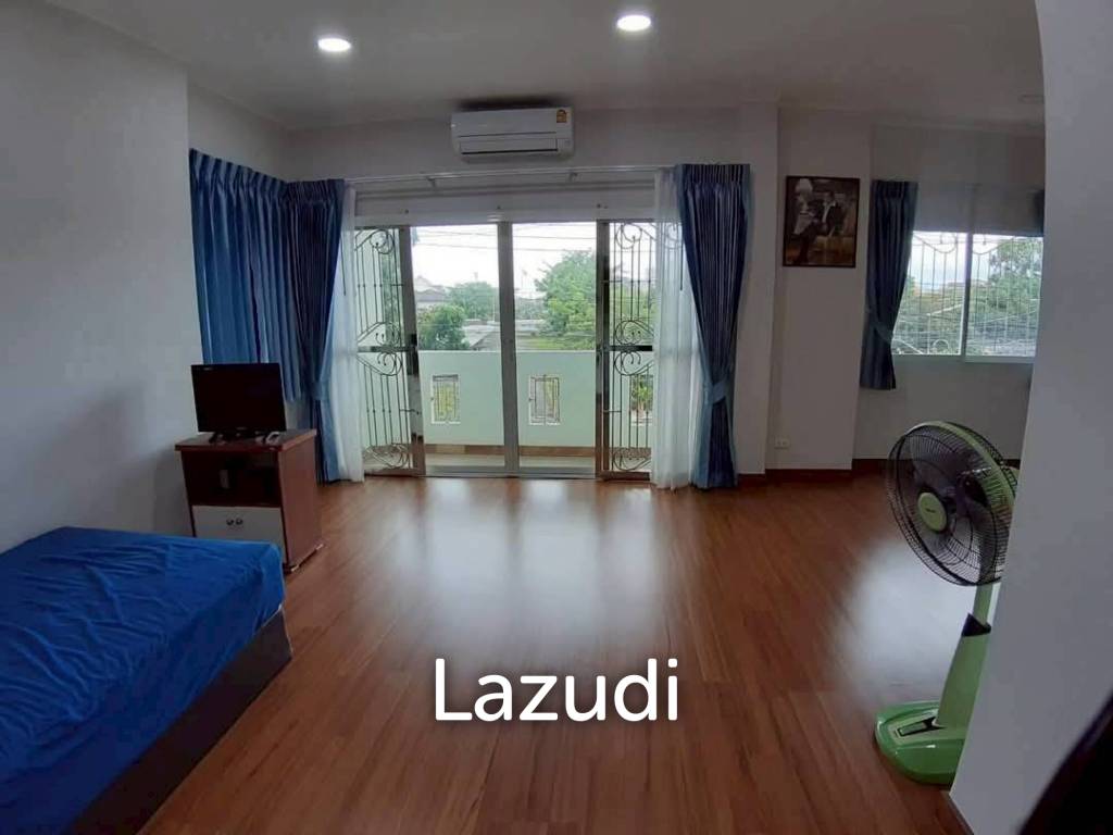 3 Beds 3 Baths 220 SQ.M. Pattaya Park Hill