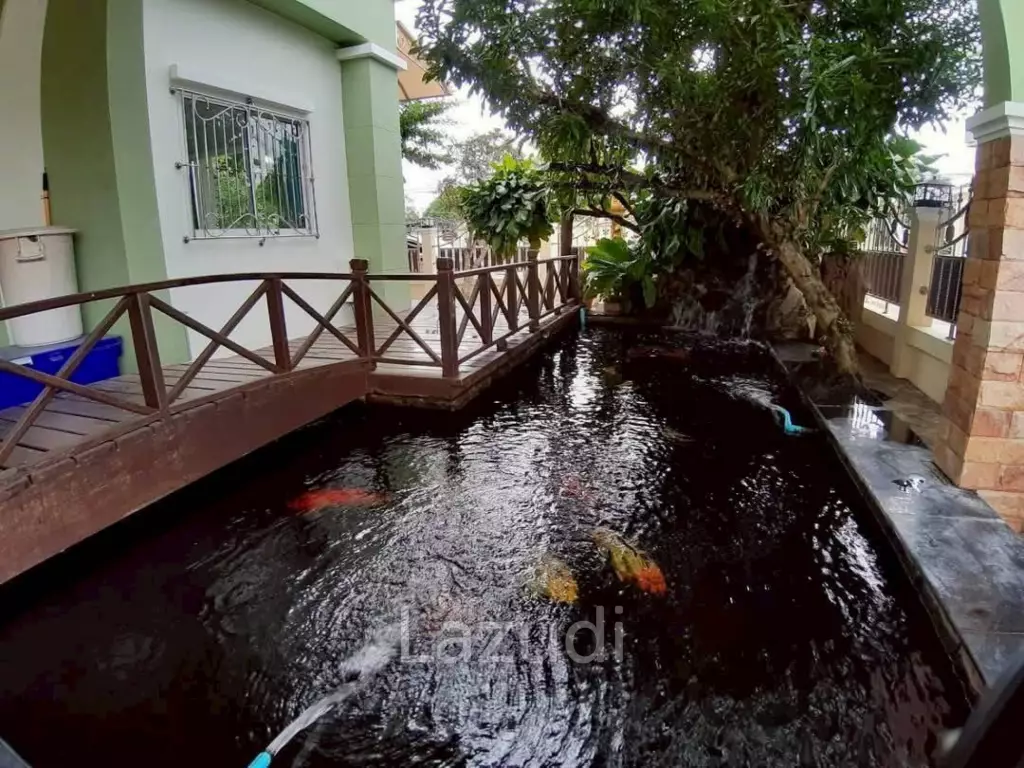 3 Beds 3 Baths 220 SQ.M. Pattaya Park Hill