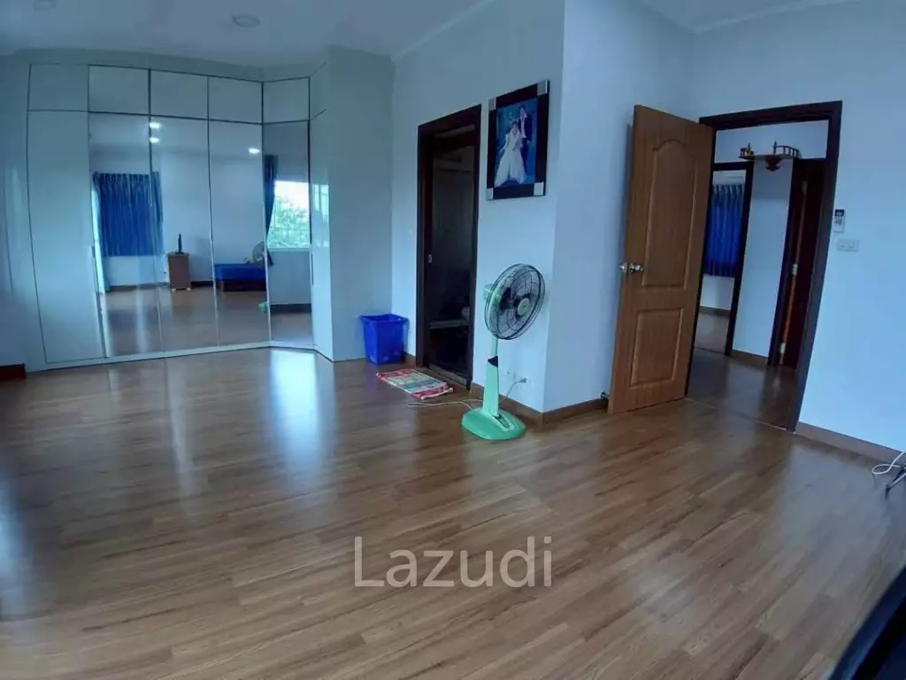 3 Beds 3 Baths 220 SQ.M. Pattaya Park Hill