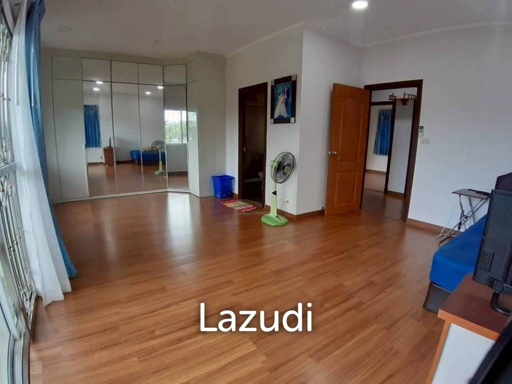 3 Beds 3 Baths 220 SQ.M. Pattaya Park Hill