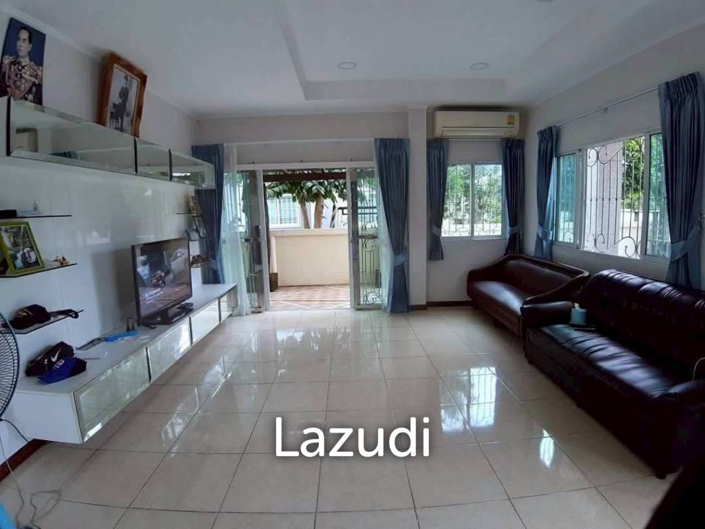 3 Beds 3 Baths 220 SQ.M. Pattaya Park Hill