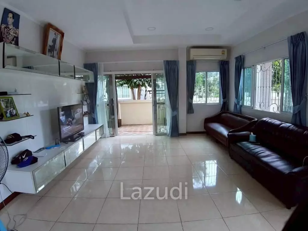 3 Beds 3 Baths 220 SQ.M. Pattaya Park Hill