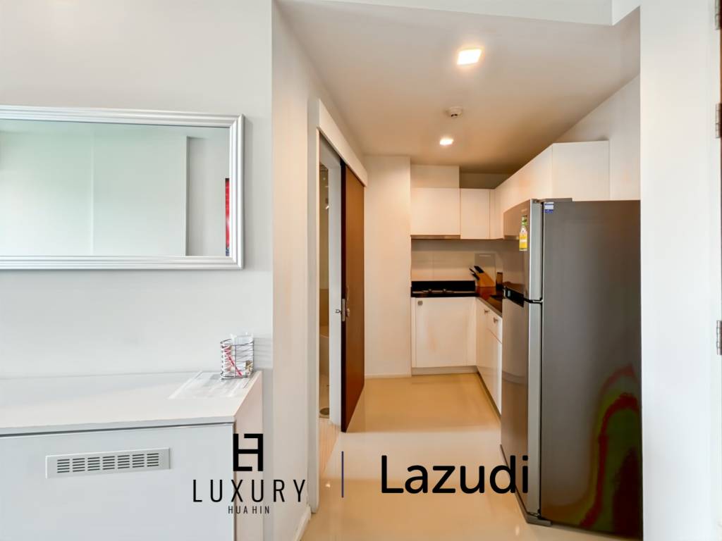 Modern 1-Bed Condo on Top Floor in Baan View Viman