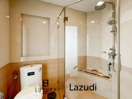 Modern 1-Bed Condo on Top Floor in Baan View Viman