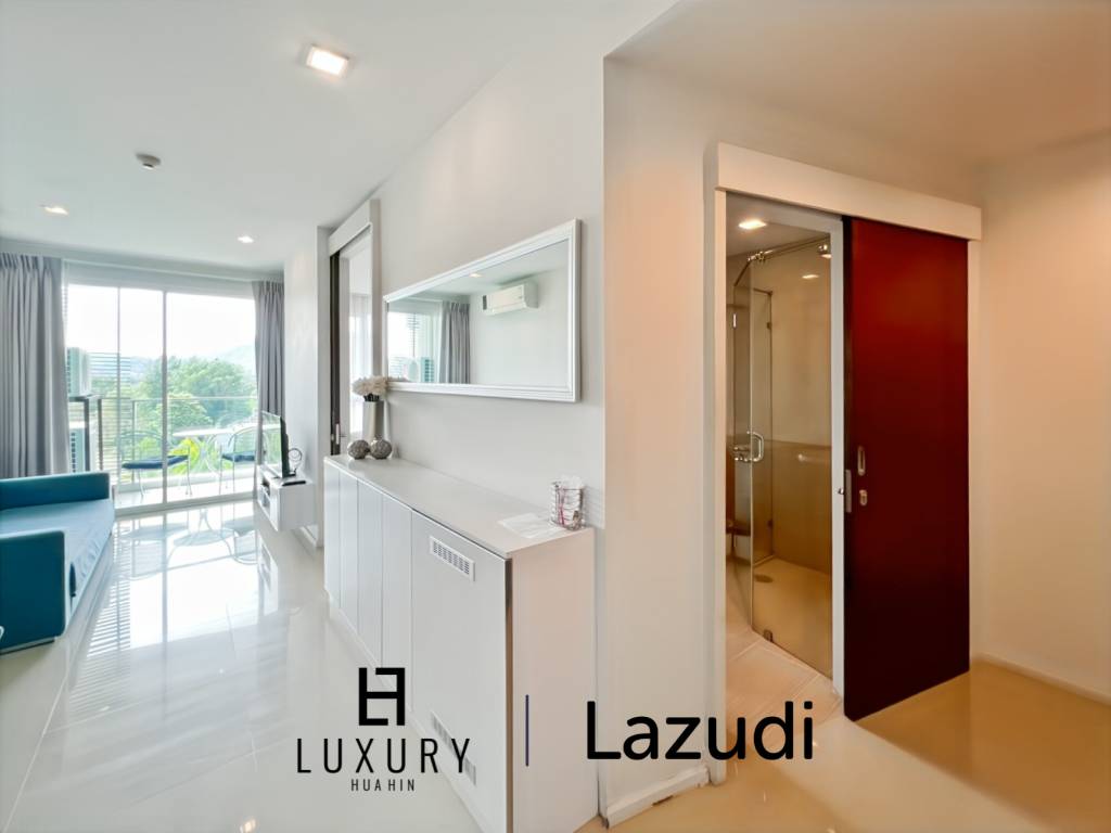 Modern 1-Bed Condo on Top Floor in Baan View Viman