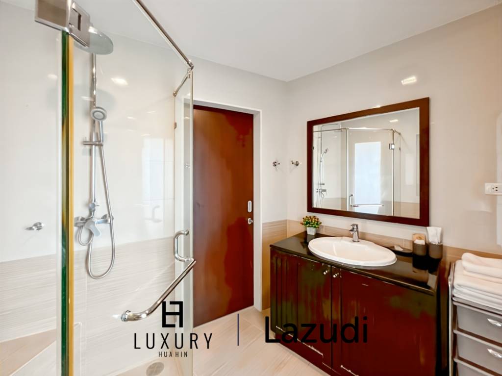 Modern 1-Bed Condo on Top Floor in Baan View Viman