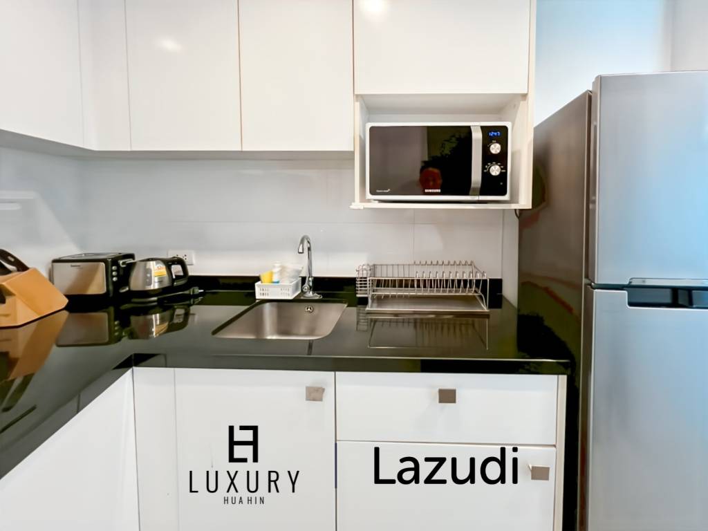 Modern 1-Bed Condo on Top Floor in Baan View Viman